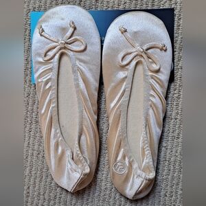 ISOTONER Cream Satin Ballet Slippers NWR BRAND NEW Slippers Houseshoes